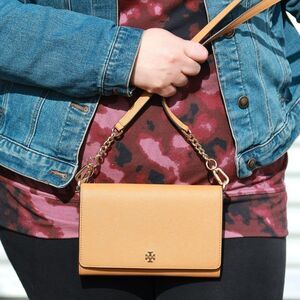 NWT Tory Burch Robinson Chain Wallet Crossbody Bag Camel